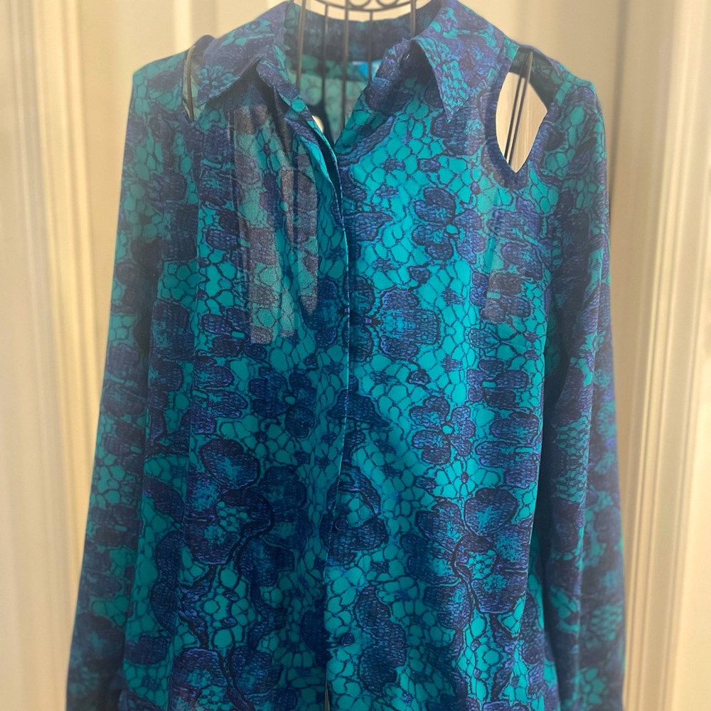 Women’s long sleeve shirt with shoulder cut outs